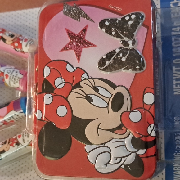 New Minnie Mouse lip balms set with collectable Tin - Picture 2 of 3